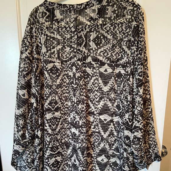 Pennington’s 5x black and white sheer tunic - Picture 2 of 5